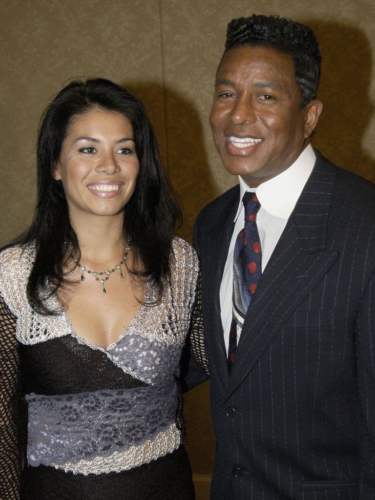 Jermaine Jackson y Alejandra en una gala en 2003, en Los Ángeles, California.