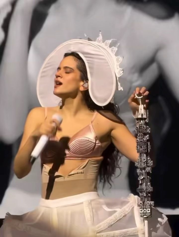Rosalía durante su gira LUX con un tocado de Vivascarrion