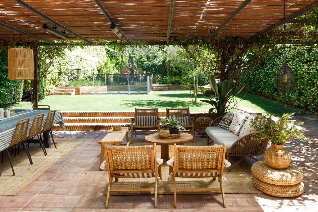 Jardín con pérgola con cañizo y zona de césped.