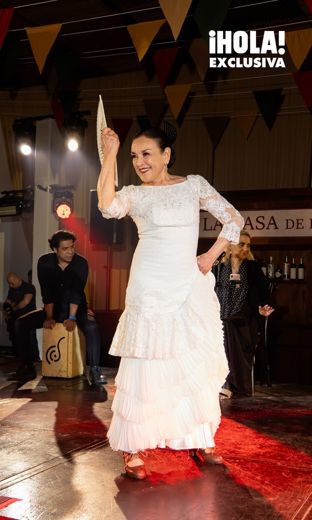 La madre de la cantante, la señora María Elena Anaya, dio muestra de su experiencia en el tablao.