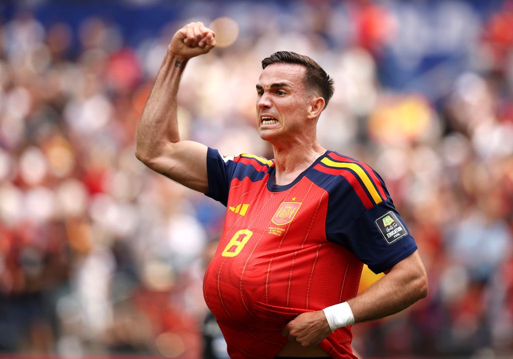 Fabian celebrando el primer gol de España, dedicándoselo a su mujer embarazad