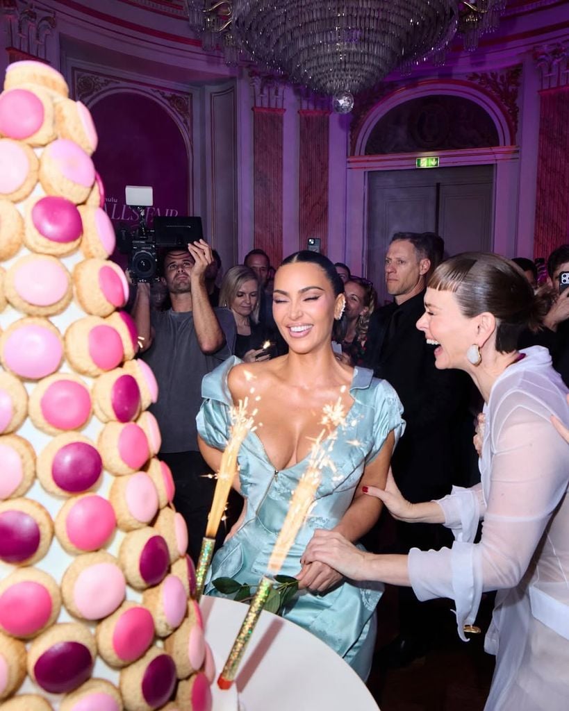Kim Kardashian quedó sorprendida con su pastel estilo parisino 
