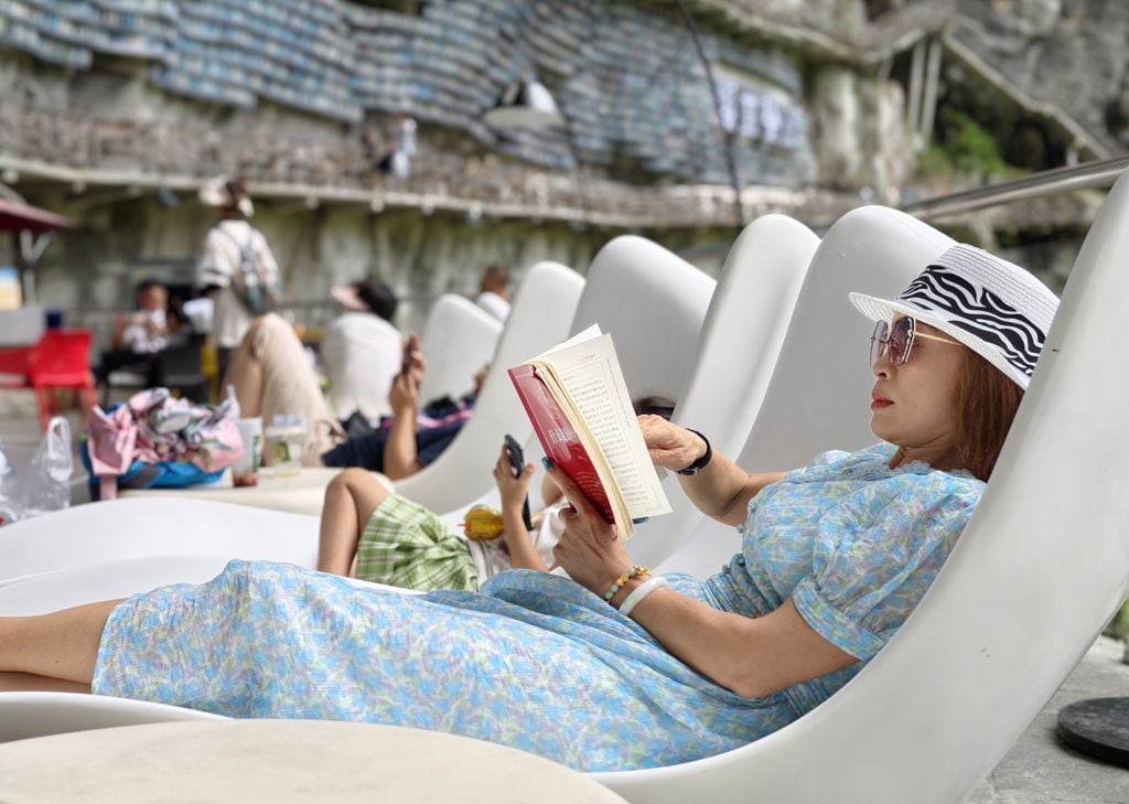 Mujer leyendo un libro físico 