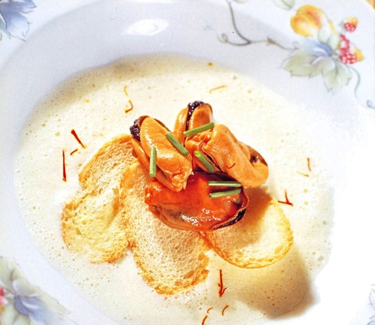 Sopa fría de mejillones al azafrán