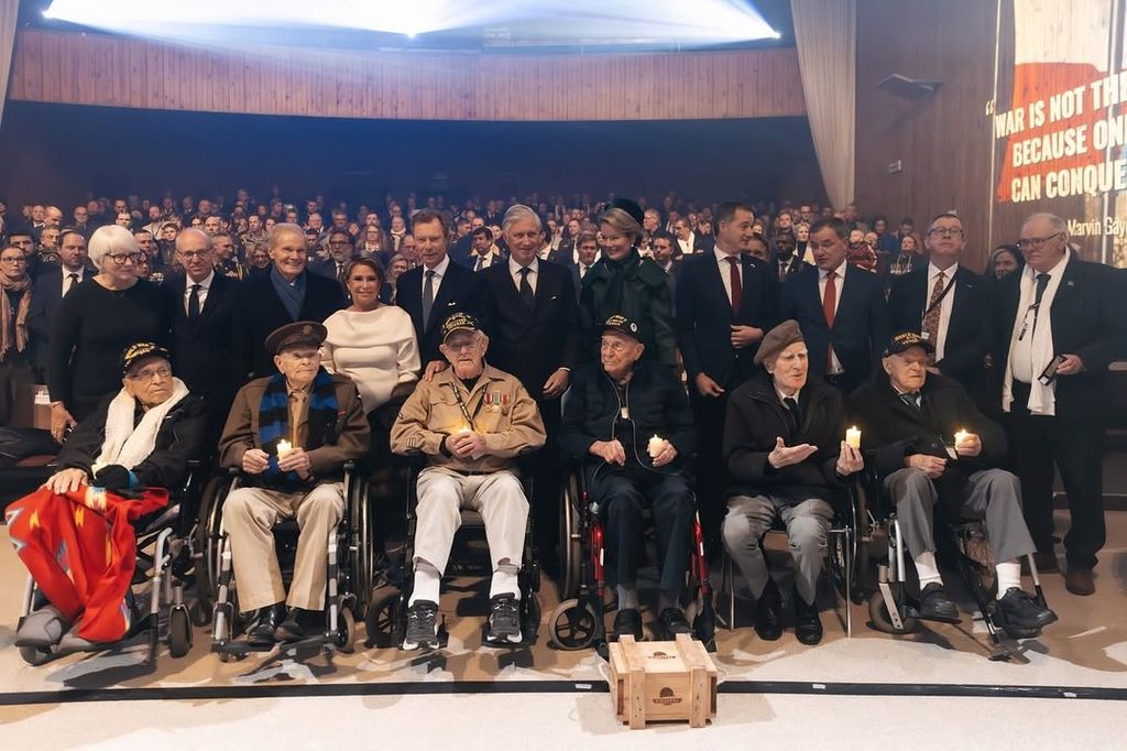 Los Grandes Duques de Luxemburgo y los reyes belgas rindieron homenaje a los soldados caídos, en una ceremonia en el Grand-Place de Bastogne