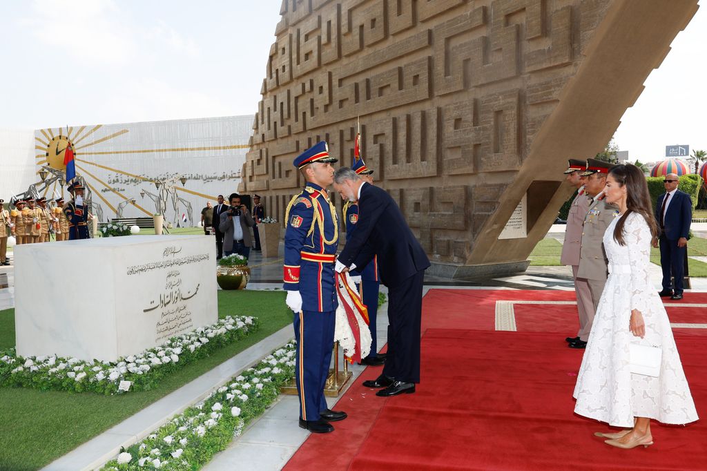 Los Reyes han participado en la ofrenda floral ante el Monumento al Soldado Desconocido y la tumba del presidente Sadat en El Cairo