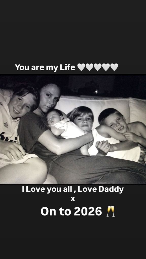 Victoria Beckham en una foto familiar con sus cuatro hijos
