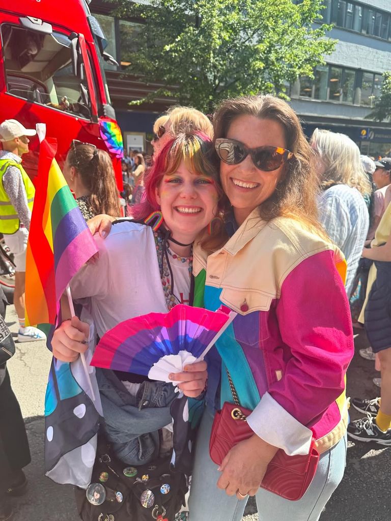 La princesa Marta Luisa de Noruega con su hija, Maud Angelina Behn, en la fiesta del Orgullo de Noruega en 2025