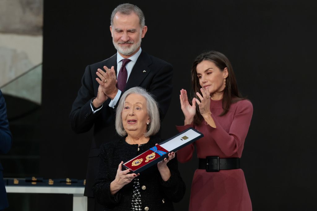 Los reyes Felipe y Letizia entregando un premio a la madre de Itziar Castro