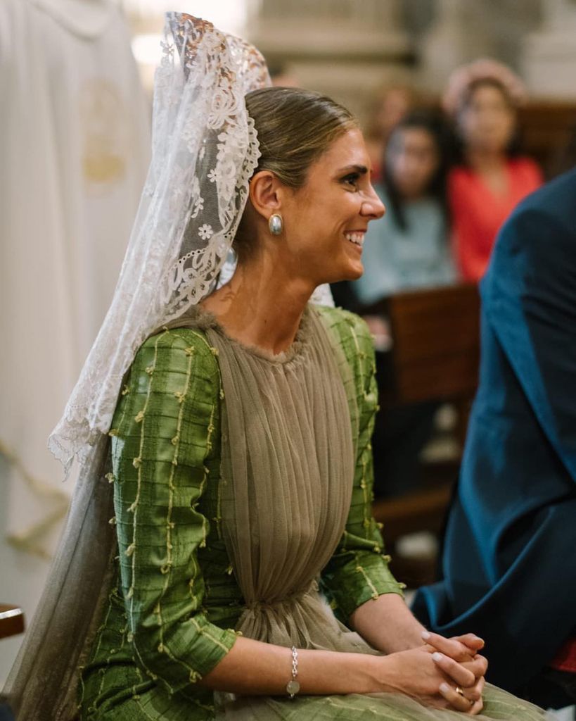 Madrinas de boda con mantilla blanca joven