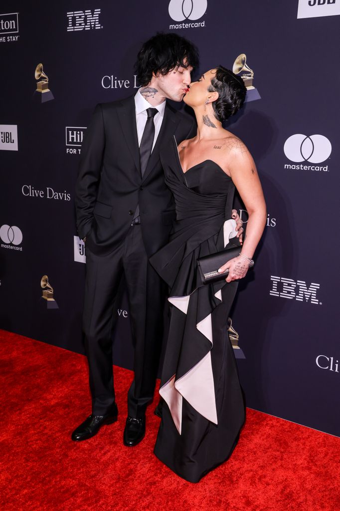 Jordan Lutes y Demi Lovato en la gala Pre-Grammy Gala en The Beverly Hilton el 4 de febrero de 2023 en Beverly Hills, California.