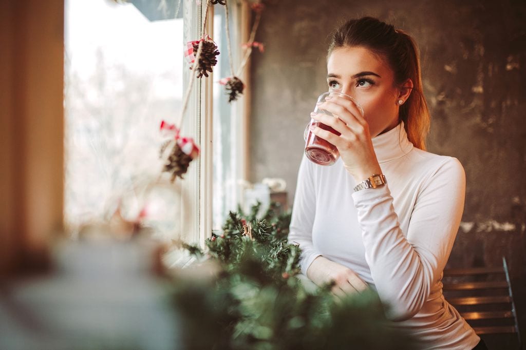 Mujer tomando una infusión en Navidad