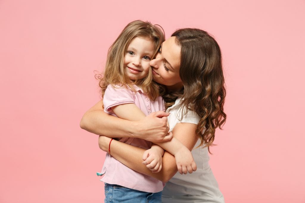 Madre abrazando a su hija