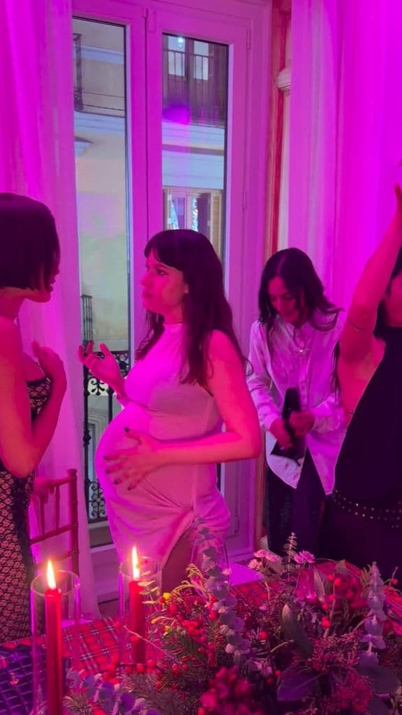 Úrsula Corberó conversando con algunos de los invitados a la fiesta