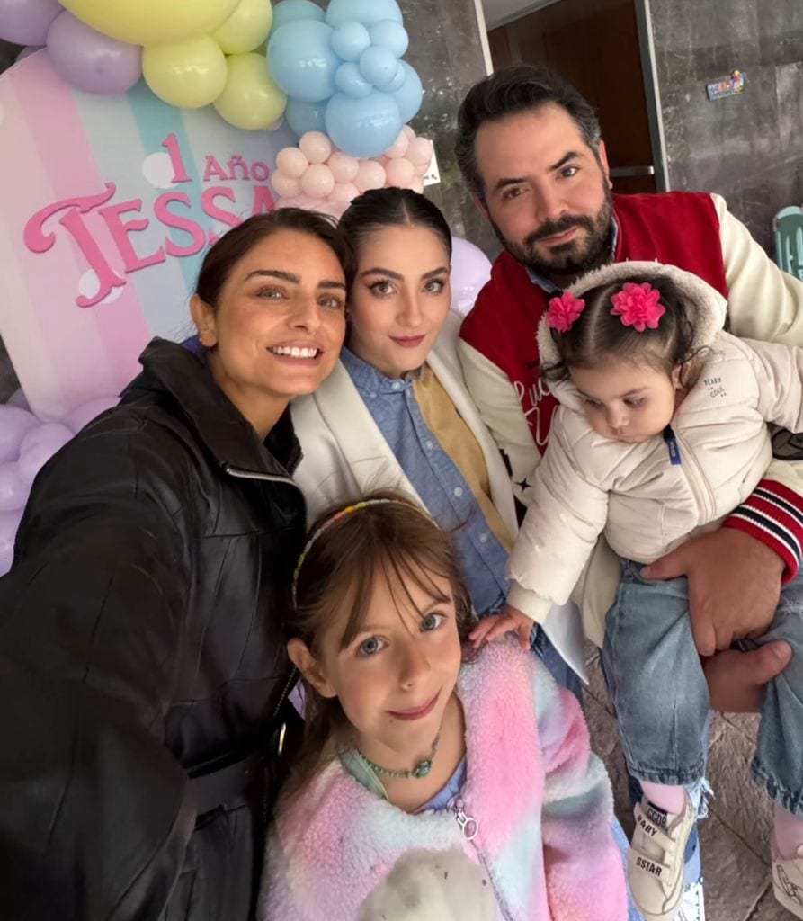 Aislinn Derbez y José Eduardo Derbez, en la fiesta de cumpleaños de Tessa.