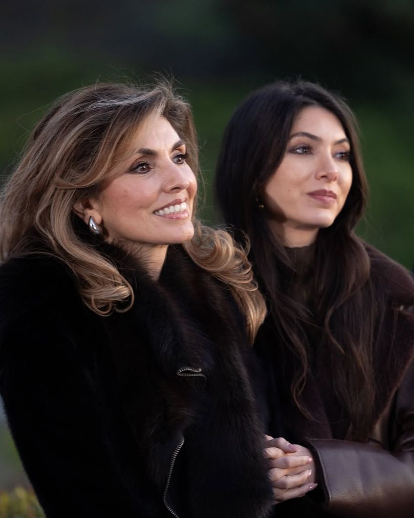 Yasmine Pahlavi con su hija Noor