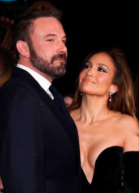 JLo mirando a Ben Affleck