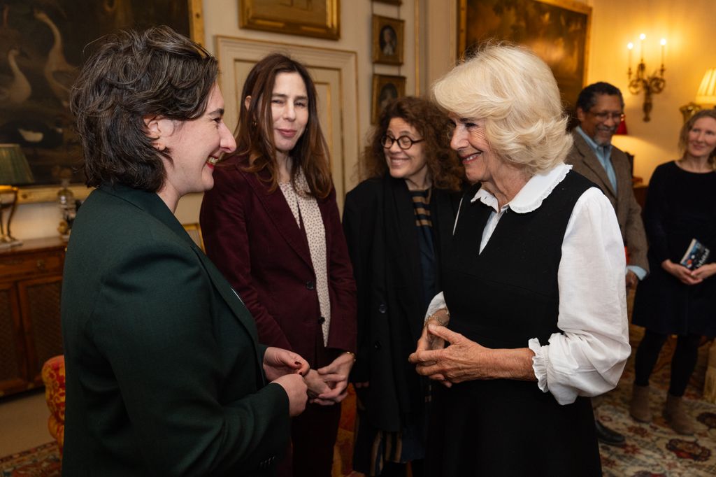 Plano medio de la reina Camilla conversando con Yael Van der Wouden