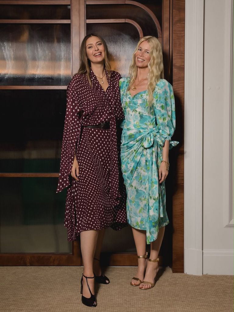 Claudia Schiffer en Londres con vestido floral y bolso concha, 2026
