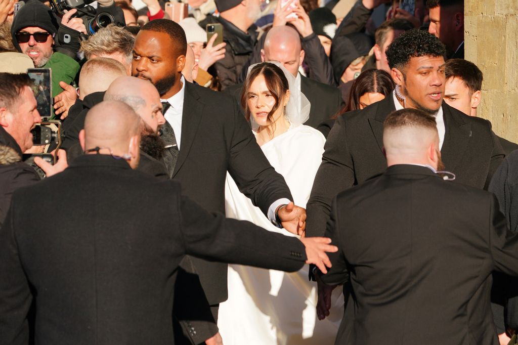 La novia tuvo que ser escoltada a la entrada de la iglesia