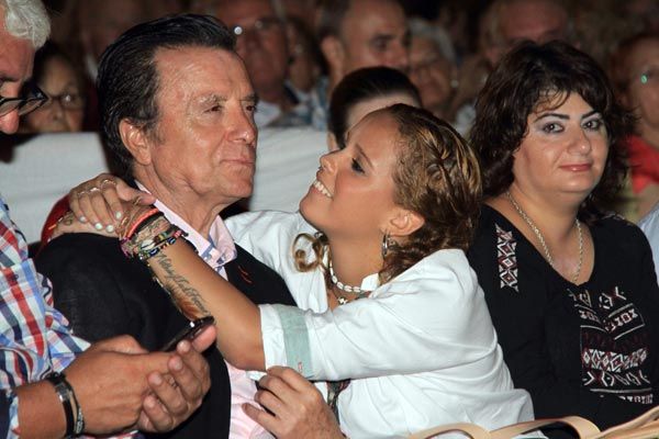 Así de cariñosos se mostraron padre e hija durante uno de los homenajes que se hicieron a Rocío Jurado estos días en Chipiona
