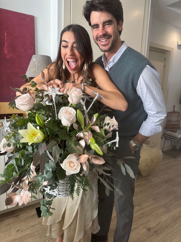 Claudia, muy feliz con un ramo y junto a Vicen