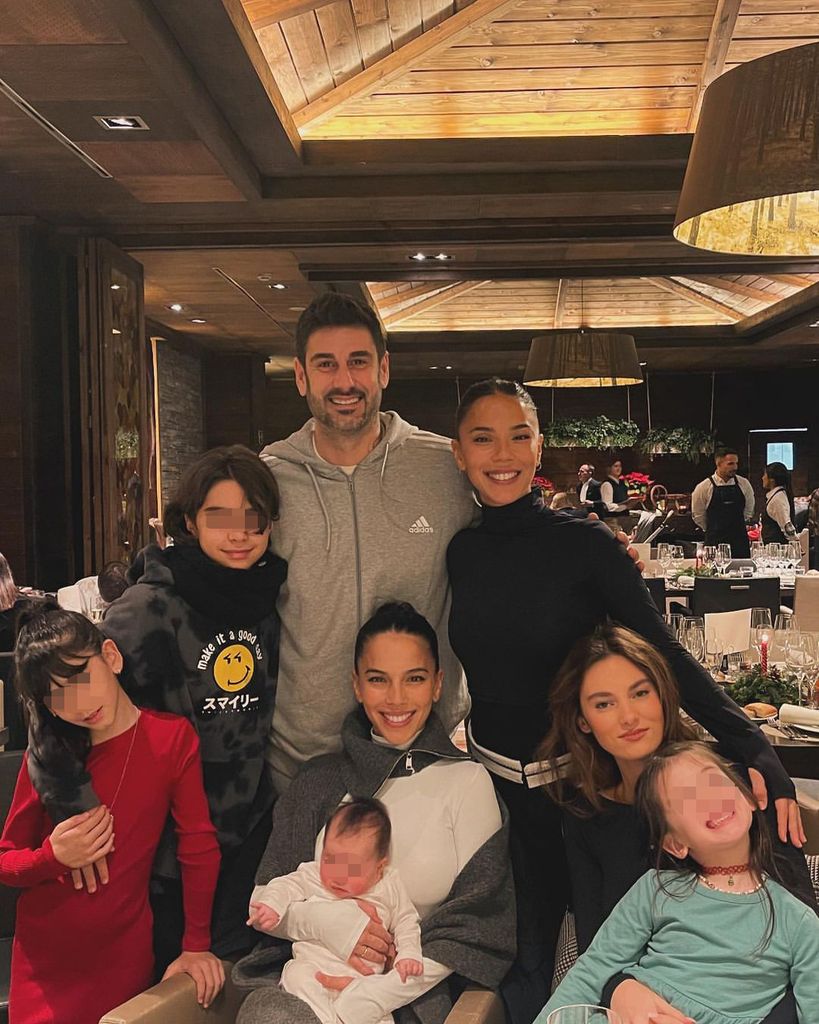 Melendi con su mujer, sus hijos y su cuñada