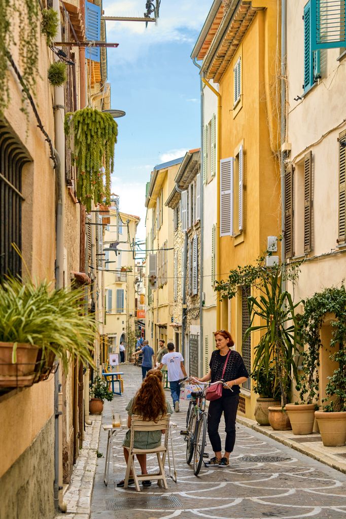 Calles empedradas del casco antiguo de Antibes, Costa Azul, Francia