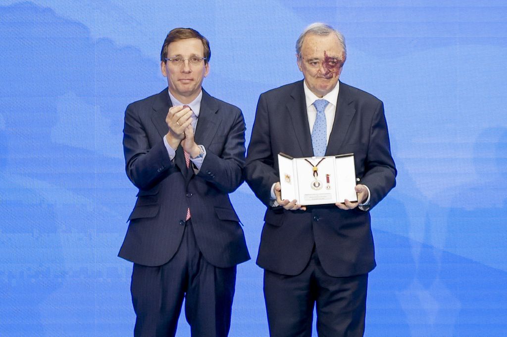 El científico Mariano Barbacid muestra su Medalla de Honor