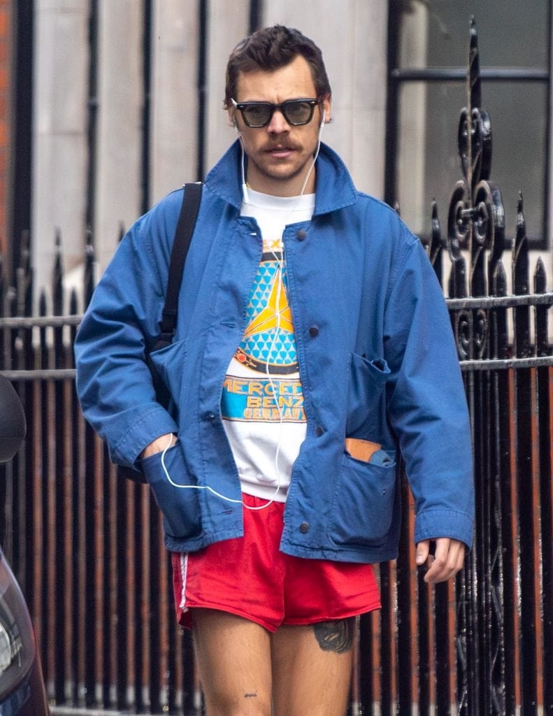 Harry Stiles con mini short rojo 