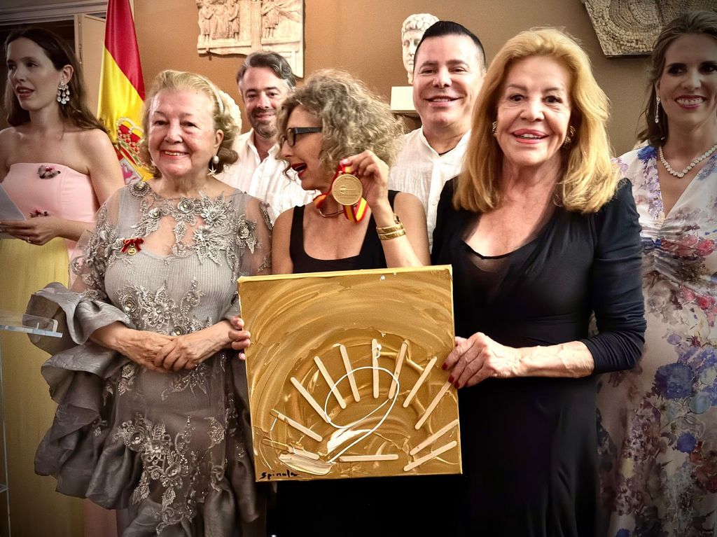 Teresa Sapey recibe la Medalla de Oro de manos de Mari Luz Barreiros delegada del grupo Pro Arte y Cultura en Galicia