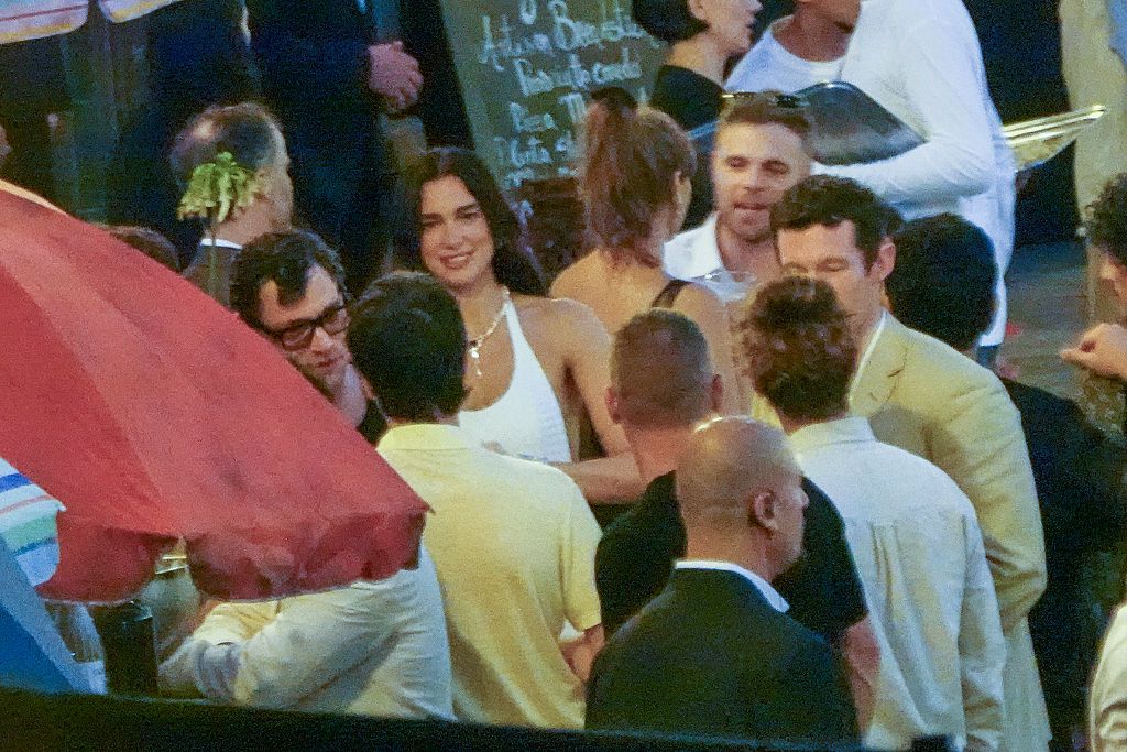 Callum Turner lucía un traje de Jacquemus 