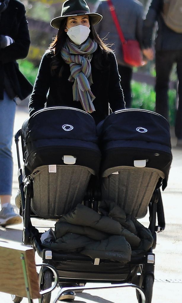 Alessandra de Osma paseando con sus hijos