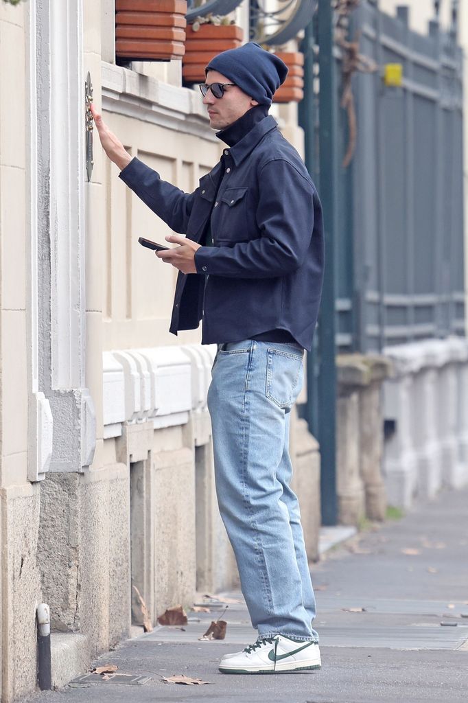 El jugador toca al telefonillo de la casa de Alice