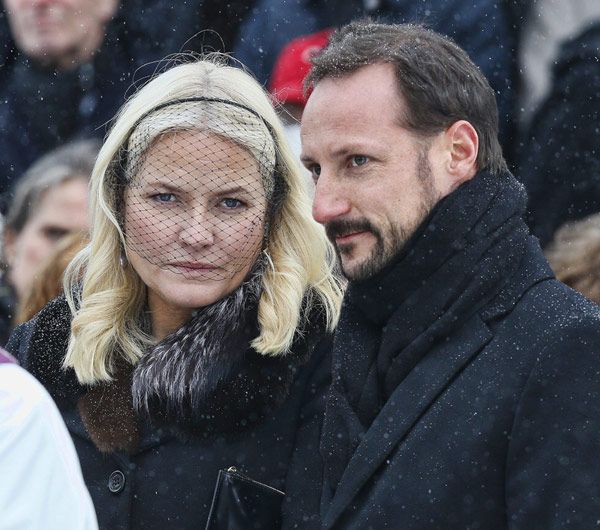 Los príncipes herederos Haakon y Mette-Marit, en el último adiós a Johan Martin Ferner 
