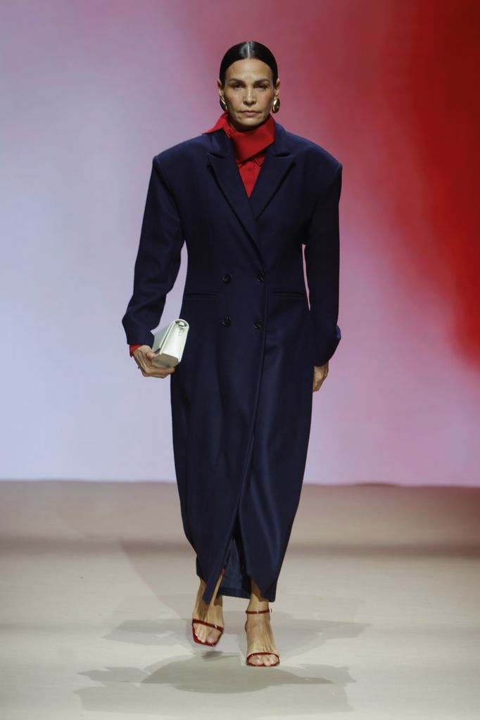 Inés Sastre, desfilando para Simorra en la colección otoño/invierno 2026-2027 durante Mercedes-Benz Fashion Week Madrid.