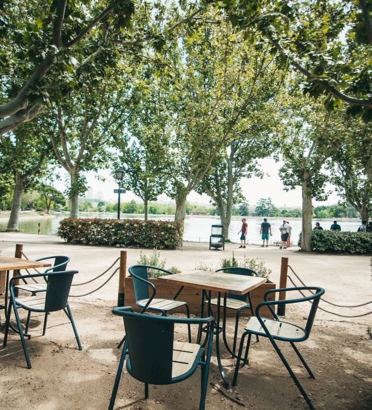 La Taberna de Triciclo, con vistas al lago.