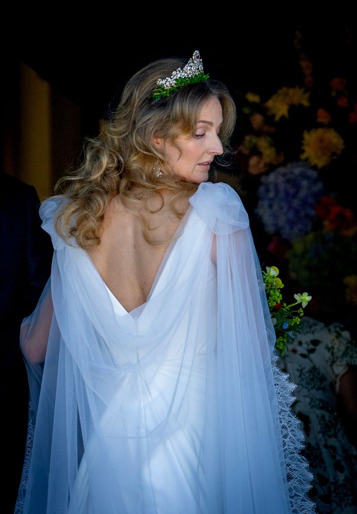 La preciosa tiara y la increíble espalda de su vestido.