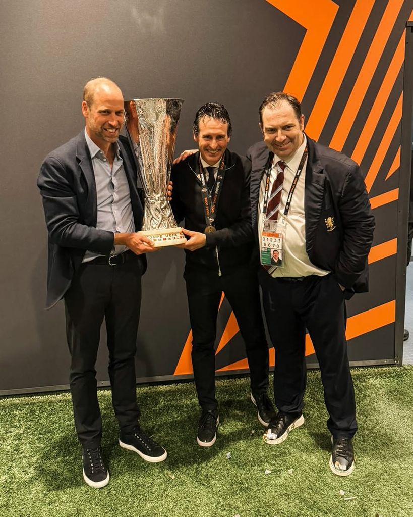 El príncipe Guillermo, con la copa de campeones, junto a Unai Emery, el entrenador guipuzcoano del Aston Villa