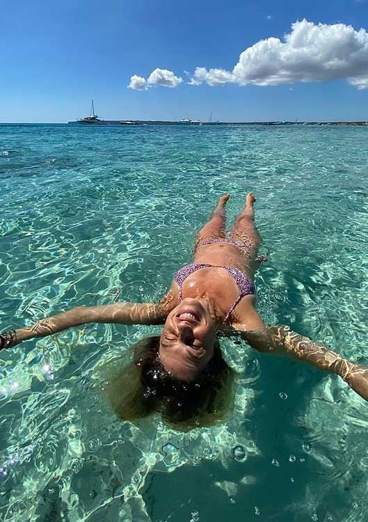 Martina Klein nadando