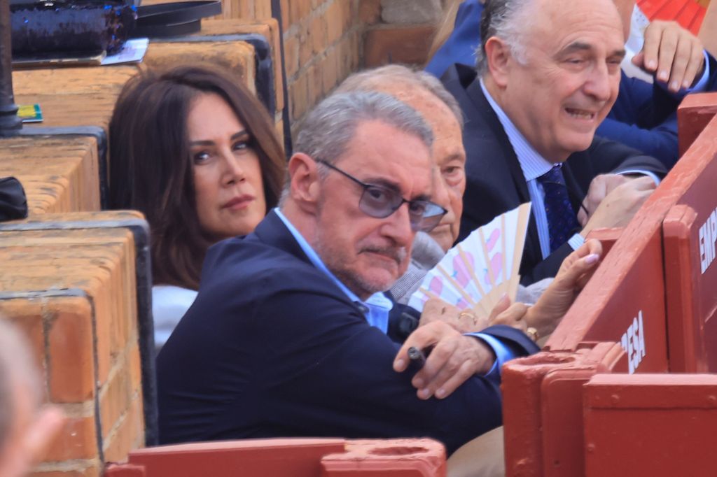 Carlos Herrera y Pepa Gea en La Maestranza ayer, lunes de 'pescaíto'