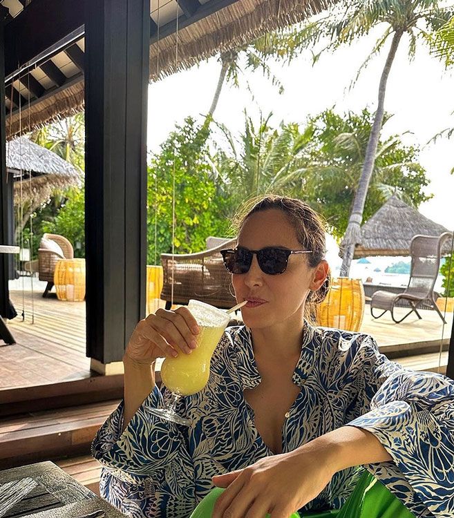 Tamara Falcó bebiendo un cóctel 