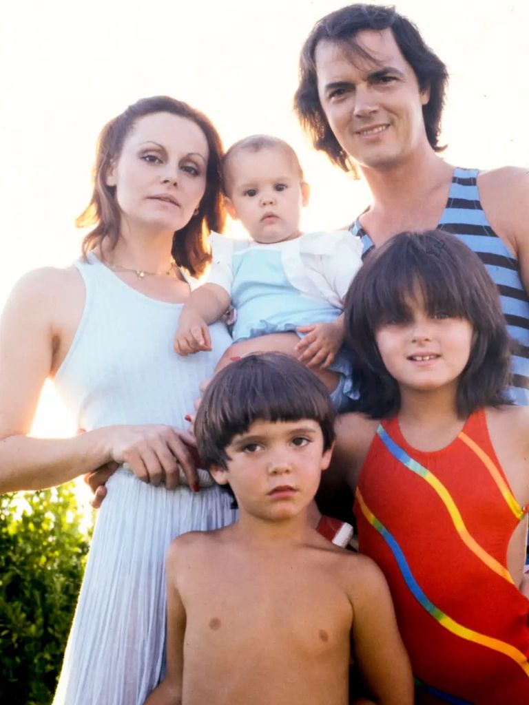Rocío Dúrcal junto a su marido y sus tres hijos