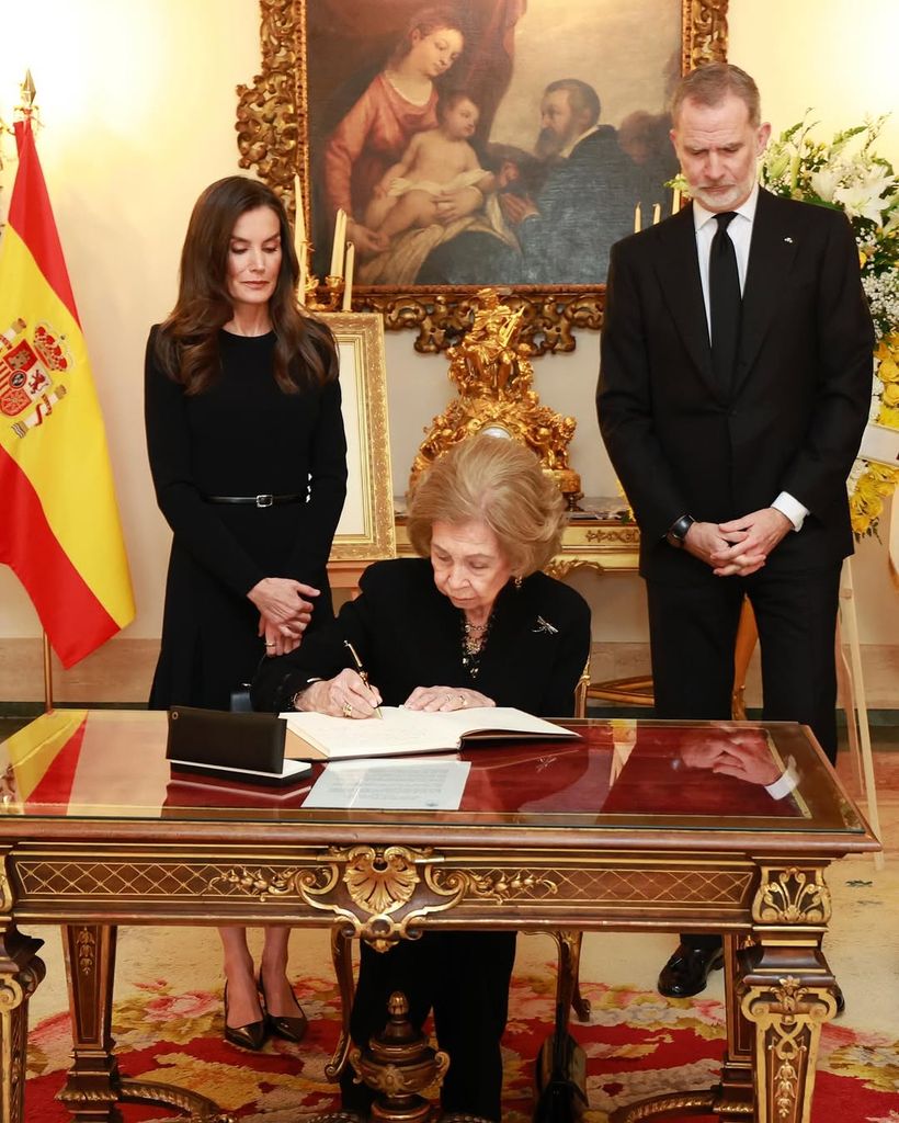 Doña Sofía, firmando sus condolencias por la muerte del Papa Francisco 