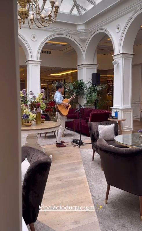 En el hotel Hande Erçel y sus amigas tuvieron espectáculo musical durante su visita a Madrid