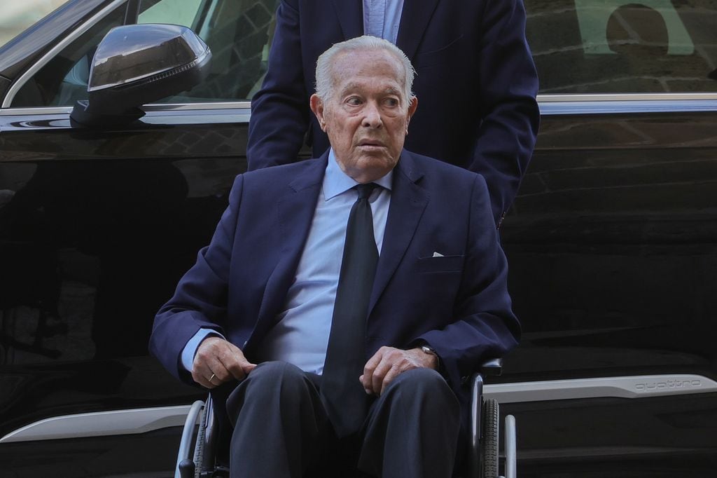 Curro Romero llega al funeral de Rafael de Paula