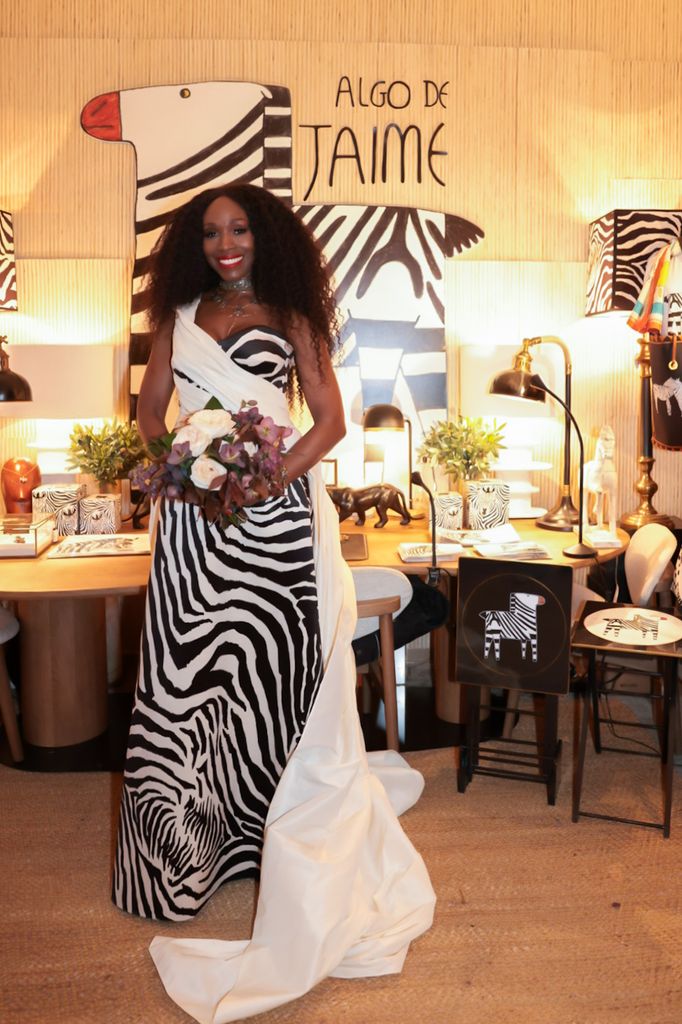 Gena West con el vestido estampado de cebra confeccionado por Sole, inspirado en la colección de Guáimaro