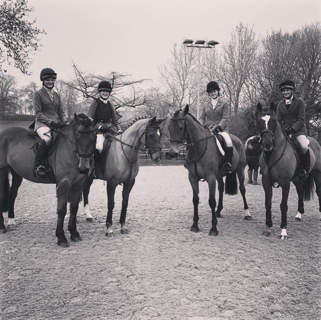 Lady Araminta montada a caballo