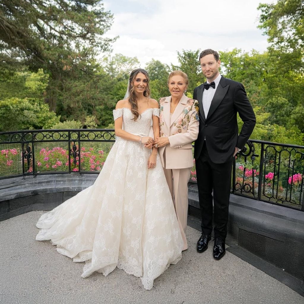 Farah Pahlavi, conocida como la emperatriz Farah Diba, la última reina consorte del antiguo Irán, ha felicitado a su nieta, Iman Pahlevi, con motivo de su boda