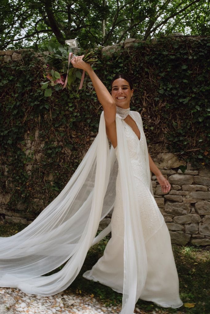 Boda de Patricia con vestido de novia con capa y bordados
